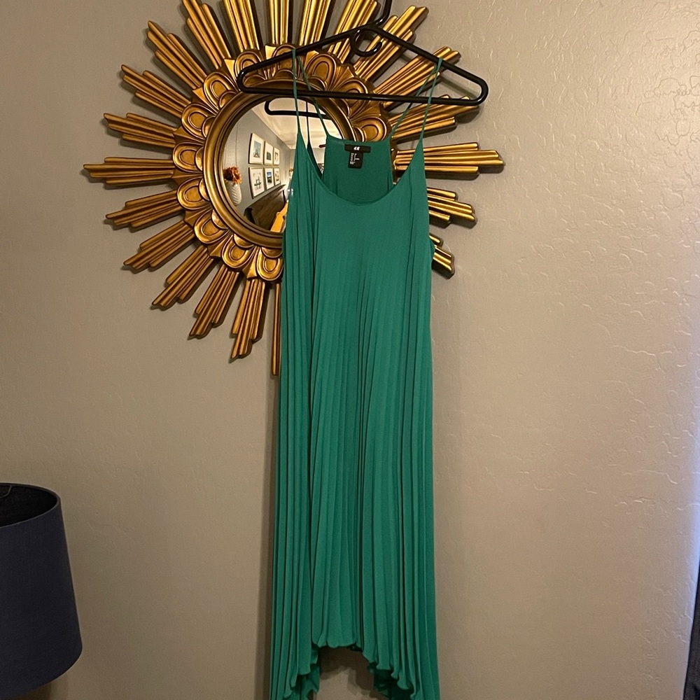 Green pleated dress, perfect for summer!